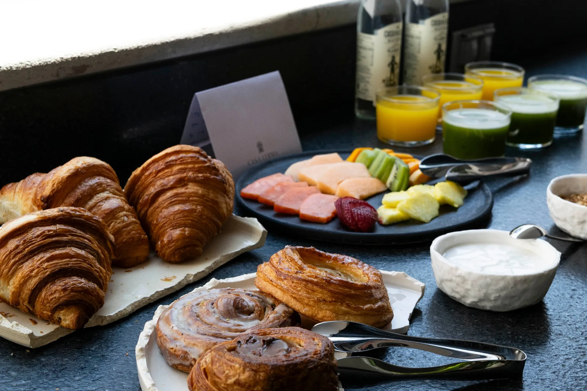 Desayuno gourmet con croissants, fruta y jugos en Casa Lerma