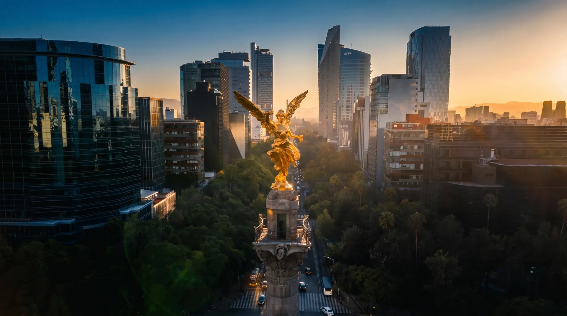 Ángel de la Independencia y skyline de la Ciudad de México
